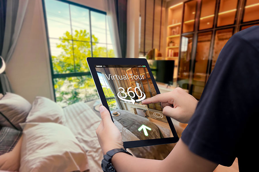 Person klickt auf dem Tablet auf eine 360 Grad Besichtigung einer Wohnung